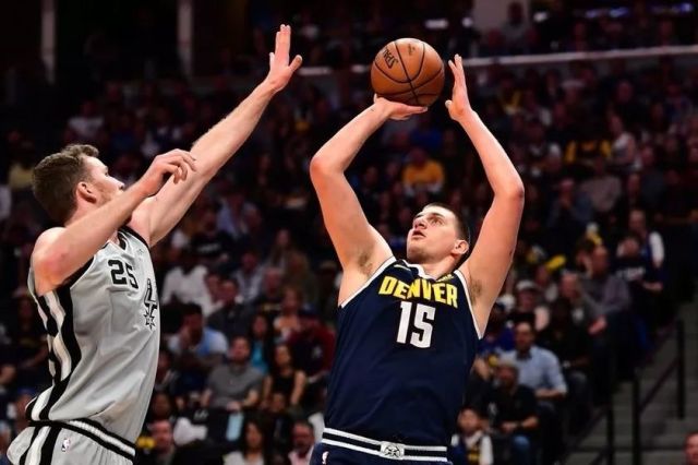 6686- 约基奇三双率掘金登顶西部，卫冕冠军展现统治力  