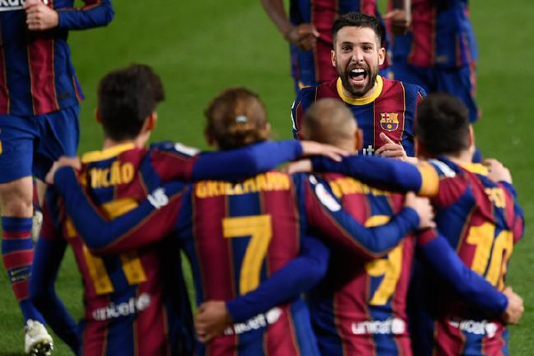  萨拉赫达成百球里程碑，红军传奇名宿到场祝贺