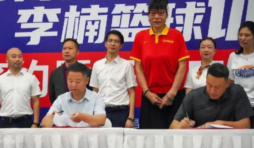 6686体育官网- 兰斯主场举办慈善赛，多位退役名宿到场助阵  